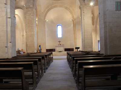 L'interno, da poco restaurato, � molto pulito e le pietre chiarissime dei muri trasmettono una sensazione di pace. Manca una qualsiasi traccia di sfarzo: l'ambiente � infatti privo di decorazioni, persino l'altare in pietra � di una semplicit� unica (foto di Maria Bruno)